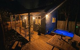 Cranford Cottages And Motel